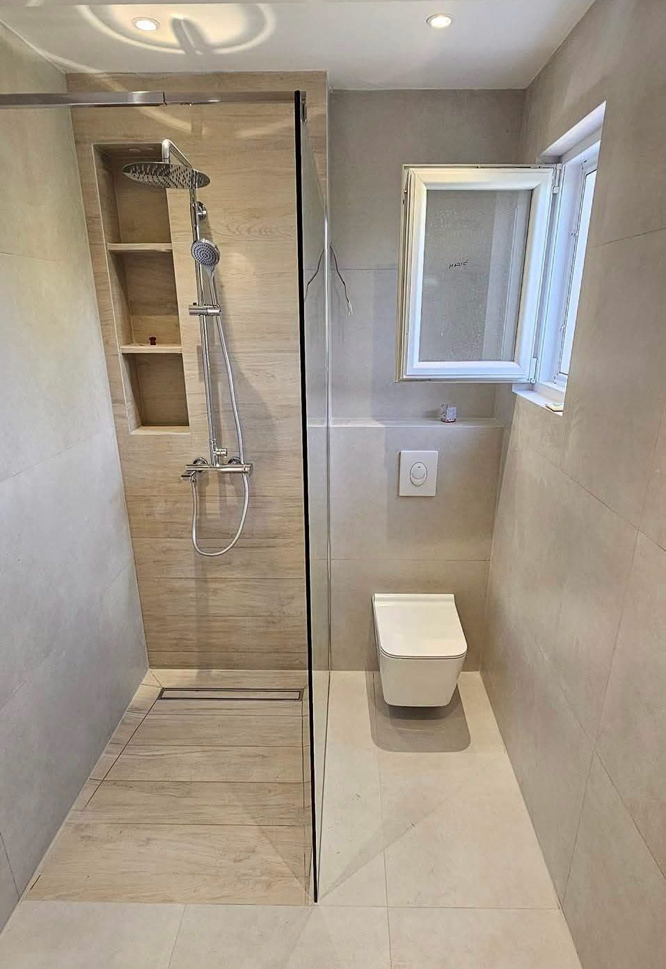 Finished bathroom with a walk-in shower, wood-effect tiles and a built-in niche